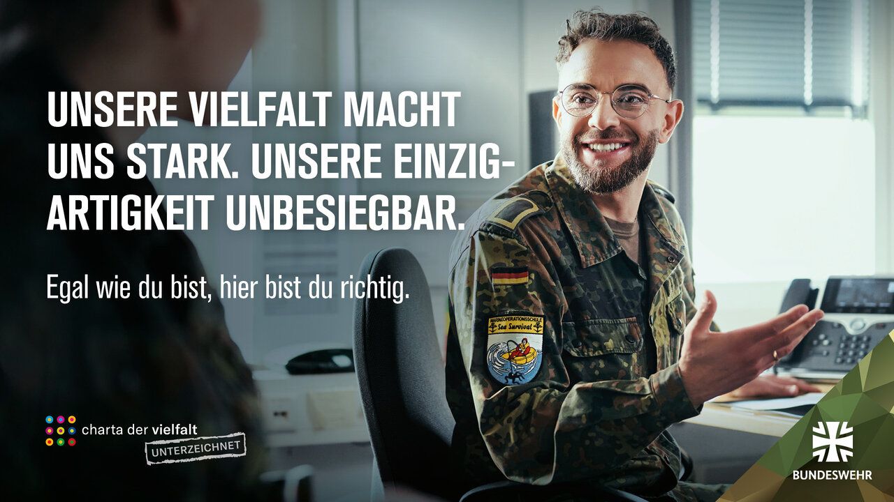 Ein Soldat sitzt am Schreibtisch. Der Slogan: "Unsere Vielfalt macht uns stark. Unsere Einzigartigkeit unbesiegbar."