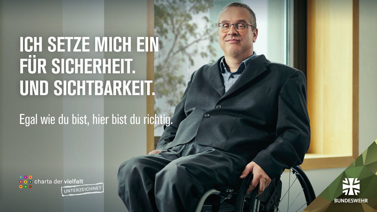 Ein Mann im Anzug sitzt in einem Rollstuhl. Dazu der Slogan: "Ich setze mich ein für Sicherheit. Und Sichtbarkeit."