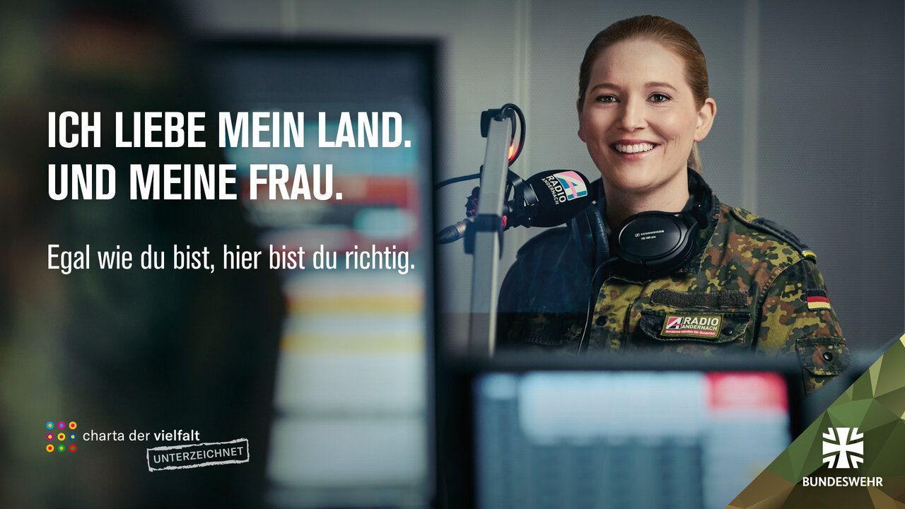 Eine Soldatin mit Kopfhörern steht vor einem Mikrofon. Dazu der Slogan: "Ich liebe mein Land. Und meine Frau."