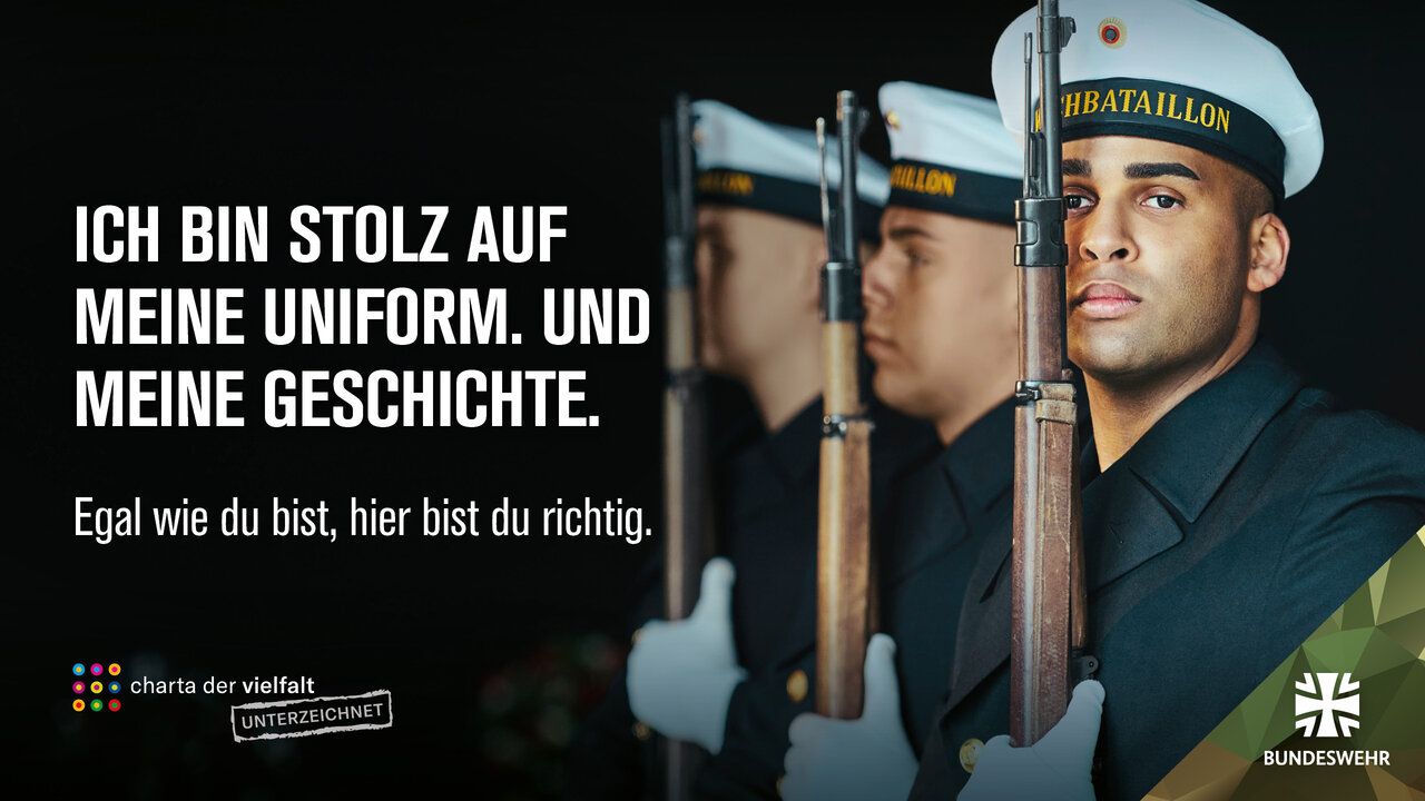 Soldaten des Wachbataillons und der Slogan "Ich bin stolz auf meine Uniform. Und meine Geschichte."