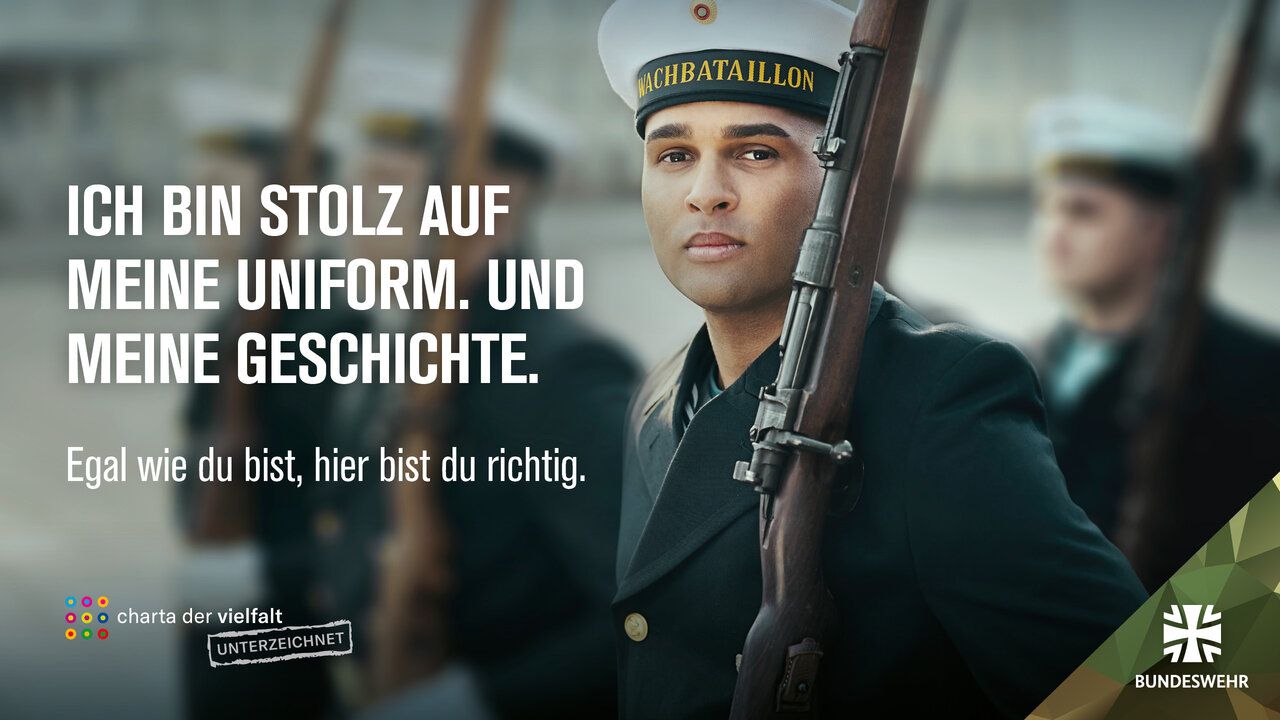 Ein Protokollsoldat schaut in die Kamera. Dazu der Slogan: "Ich bin stolz auf meine Uniform. Und meine Geschichte."