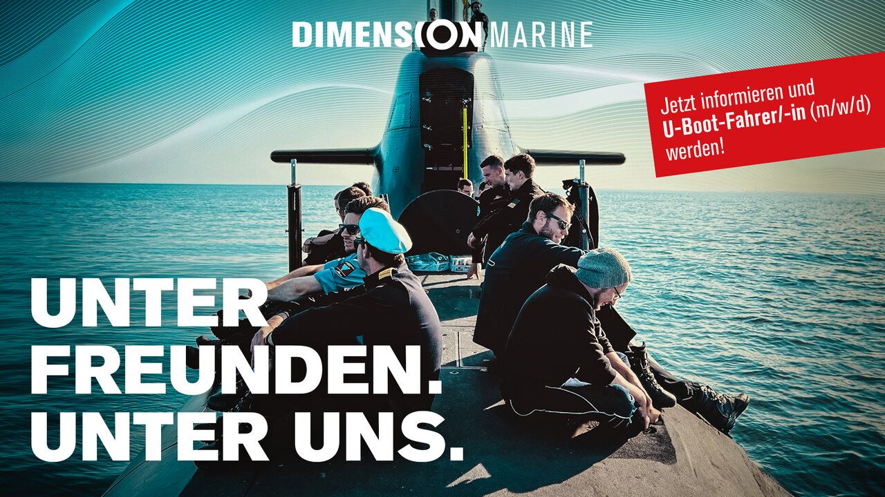 Die Besatzung eines U-Boots sitzen auf einem U-Boot, das auf offener See schwimmt.