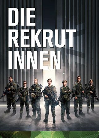 Das Plakat "Die Rekrutinnen". Rekrutinnen stehen in einer Halle mit ihrer Ausrüstung. 