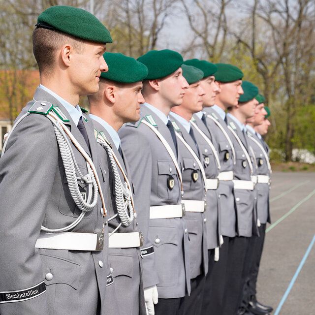 Mehrere Soldaten stehen in einer Reihe