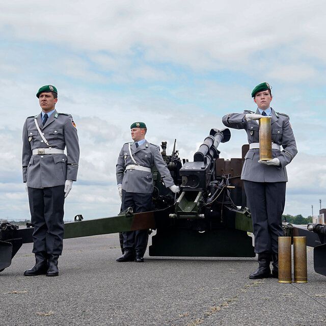 Drei Soldaten während eines Salutzuges